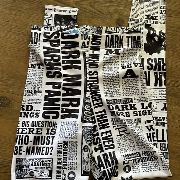 Blackmilk Harry Potter Daily Prophet Leggings - Picture 6 of 10